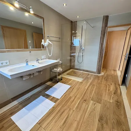 Mittendrin فيلدشوناو